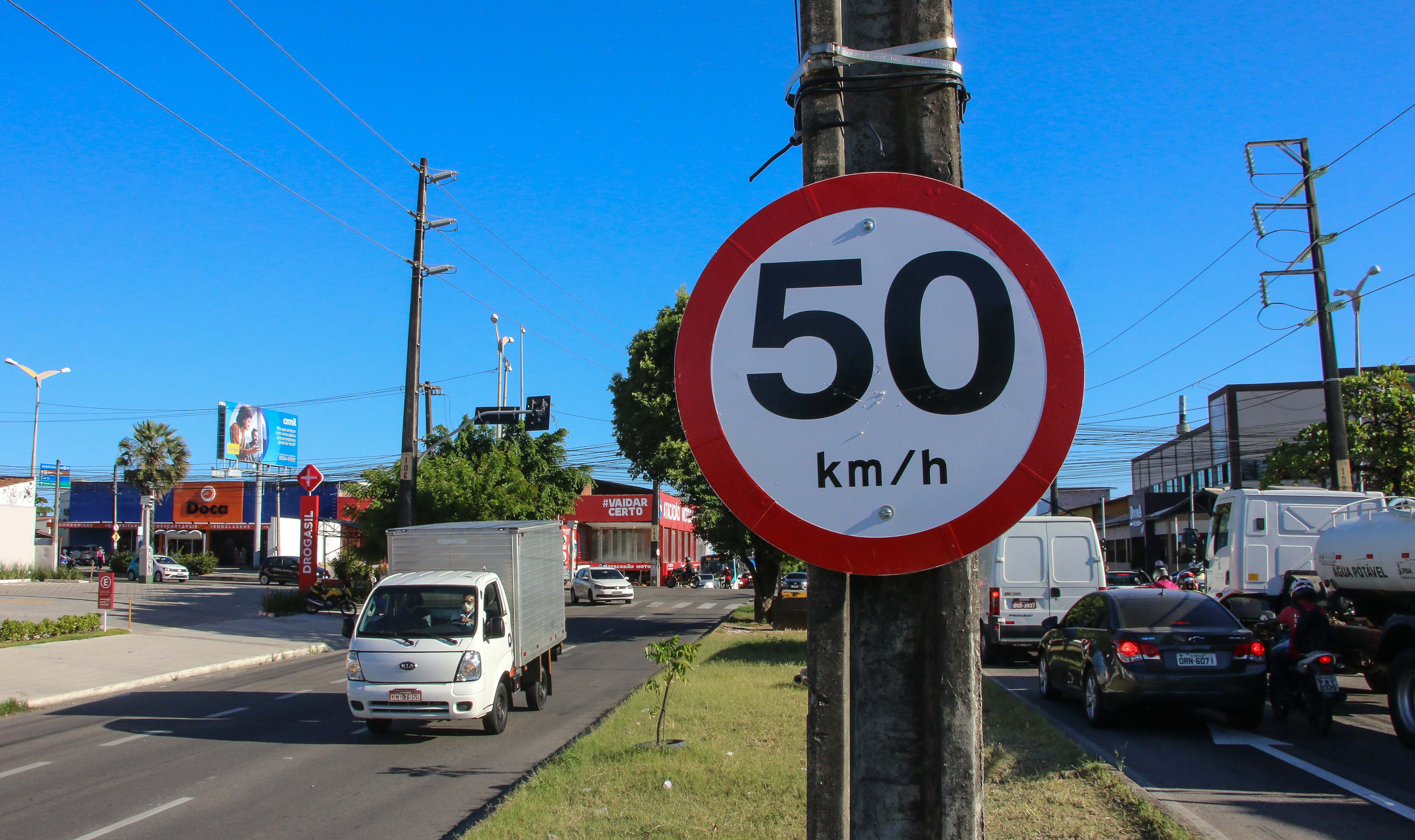 placa de limite de velocidade de 50km/h
